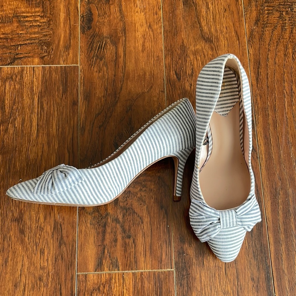 Striped Pointed-Toe Bow Pumps - Gray/White
